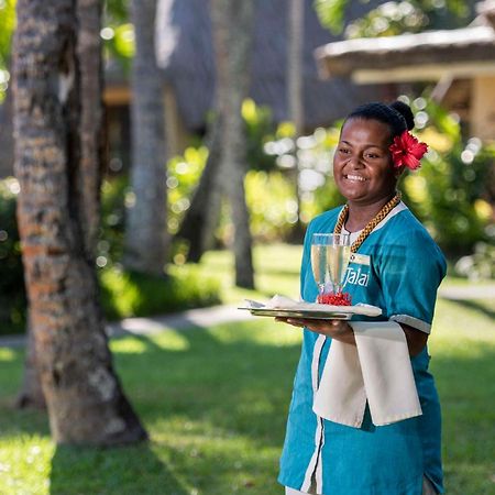 Outrigger Fiji Beach Resort Korotogo Luaran gambar A hotel staff in Mauritius
