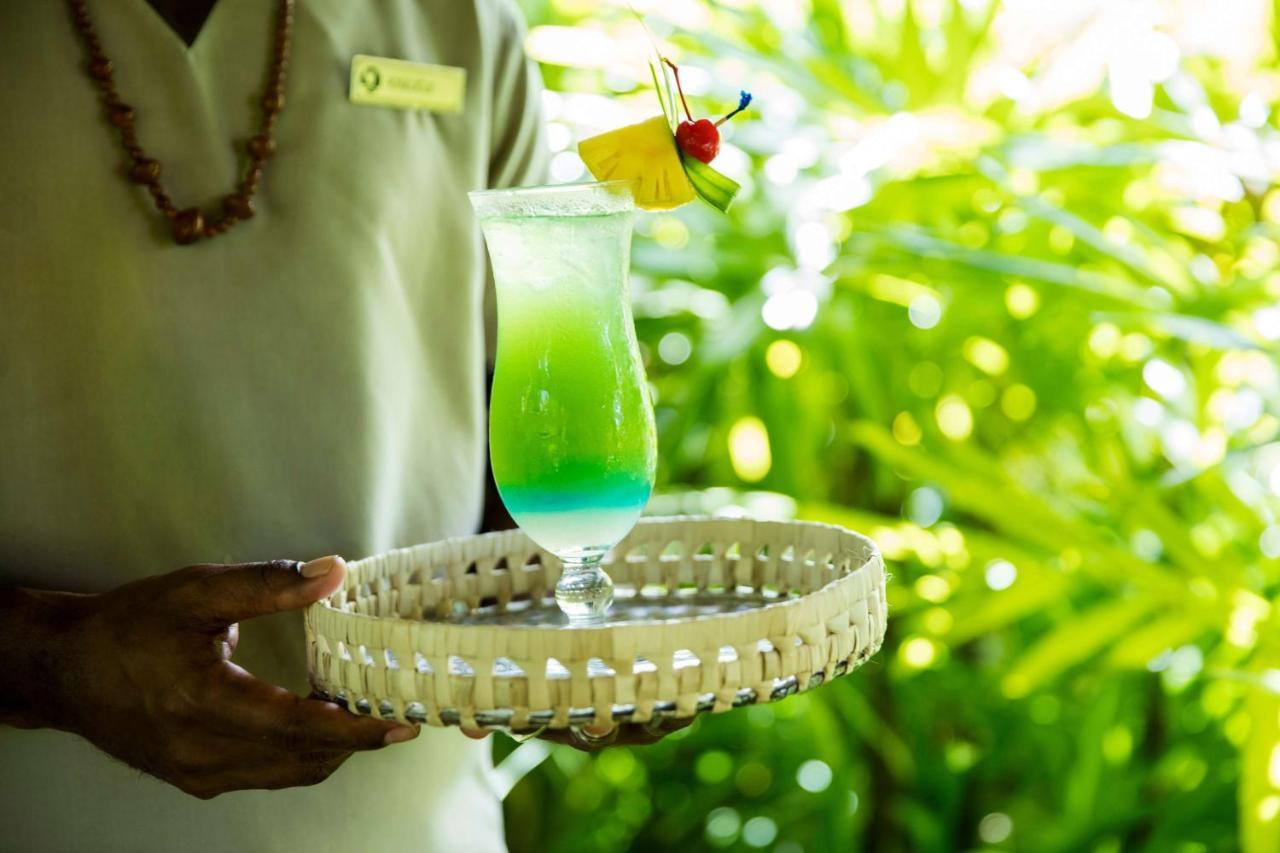 Outrigger Fiji Beach Resort Korotogo Luaran gambar A server holding a tray