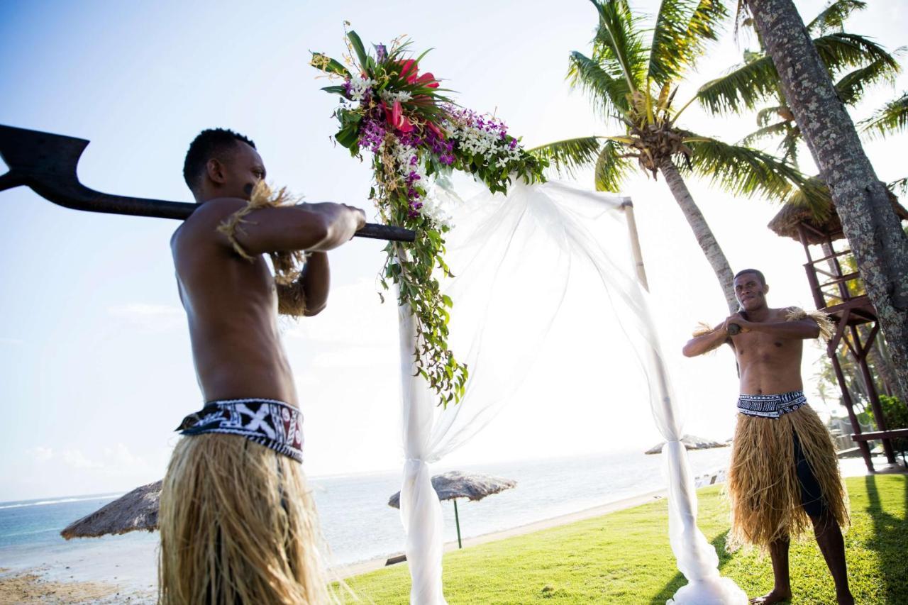 Outrigger Fiji Beach Resort Korotogo Luaran gambar A Samoan wedding
