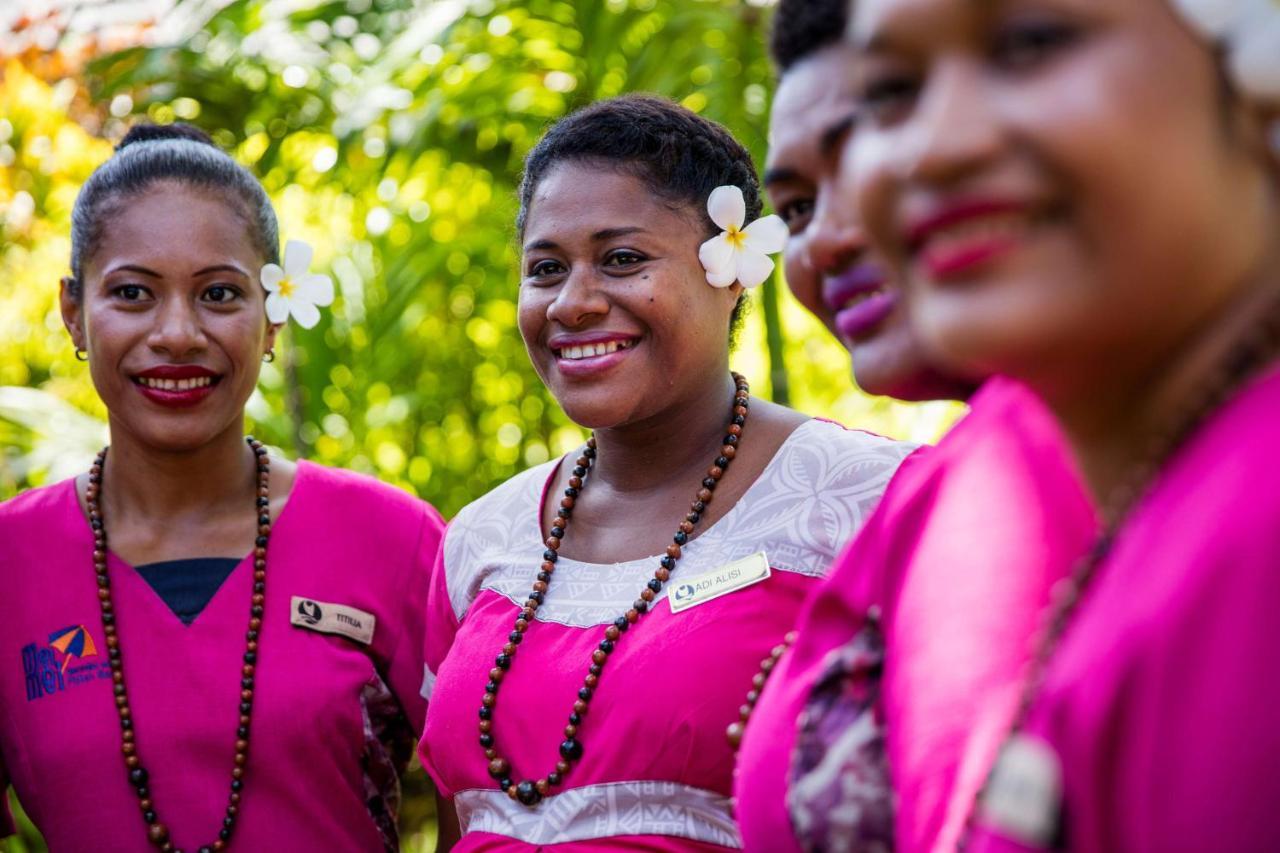 Outrigger Fiji Beach Resort Korotogo Luaran gambar A group of Dominican women