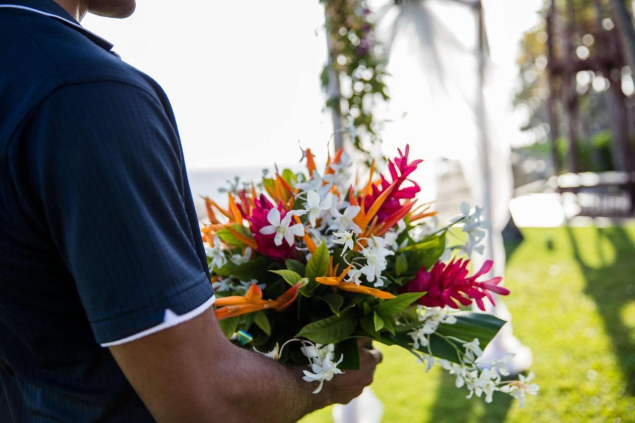 Outrigger Fiji Beach Resort Korotogo Luaran gambar A bouquet of tropical flowers
