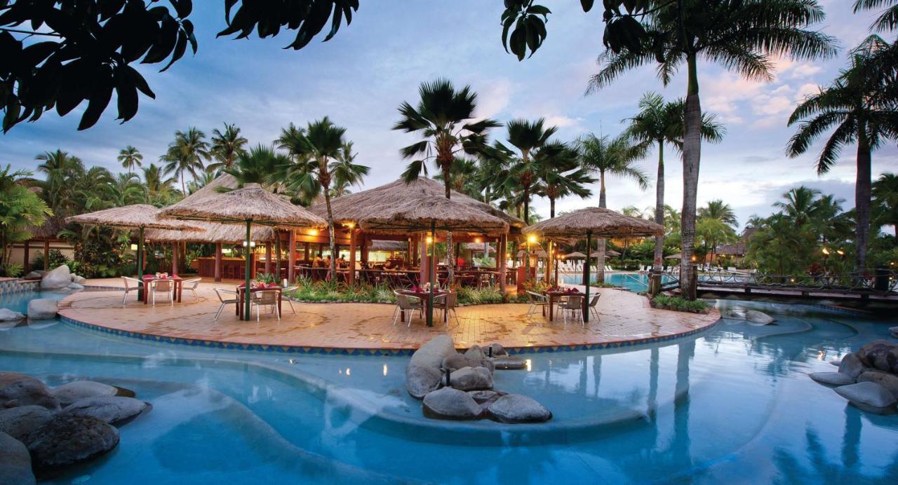 Outrigger Fiji Beach Resort Korotogo Luaran gambar The pool at the Sheraton Resort