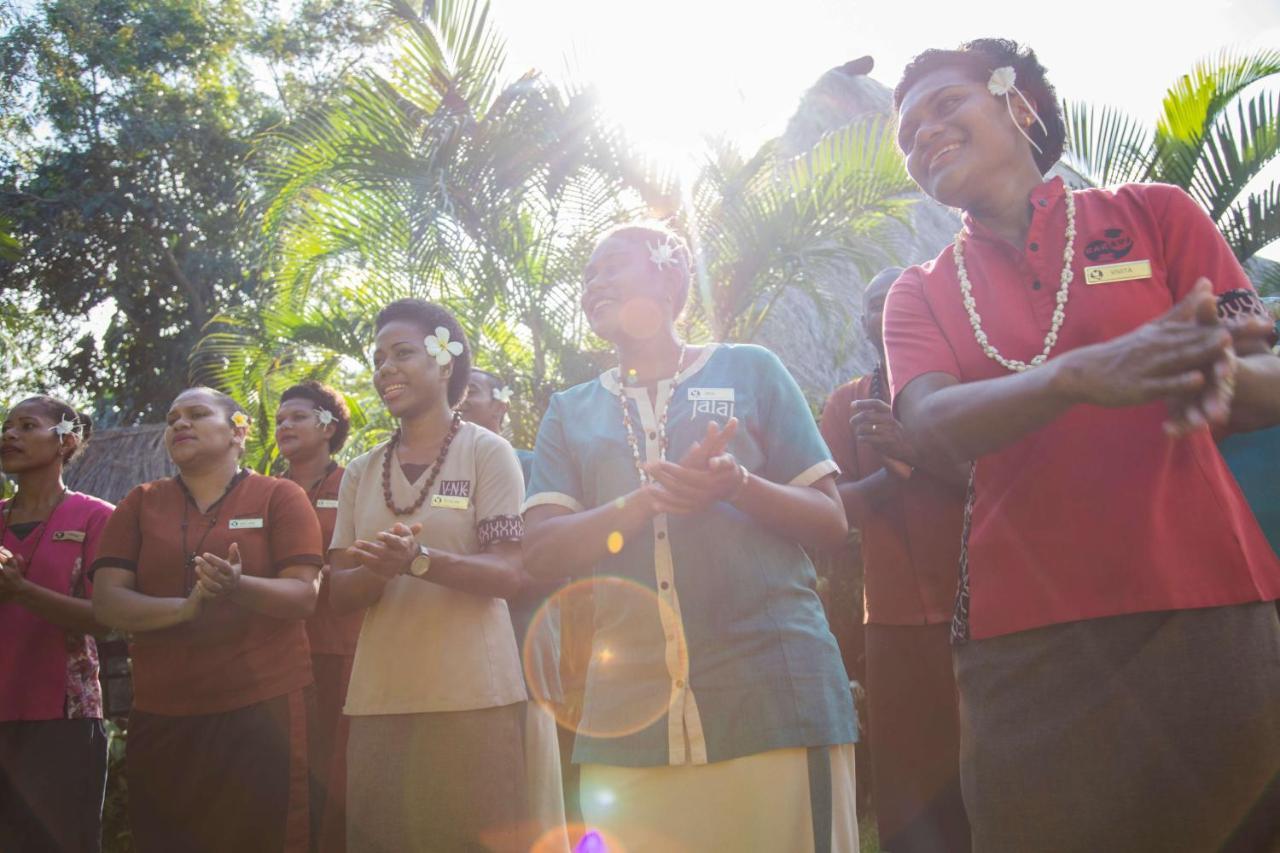 Outrigger Fiji Beach Resort Korotogo Luaran gambar A group of people dancing in the Solomon Islands