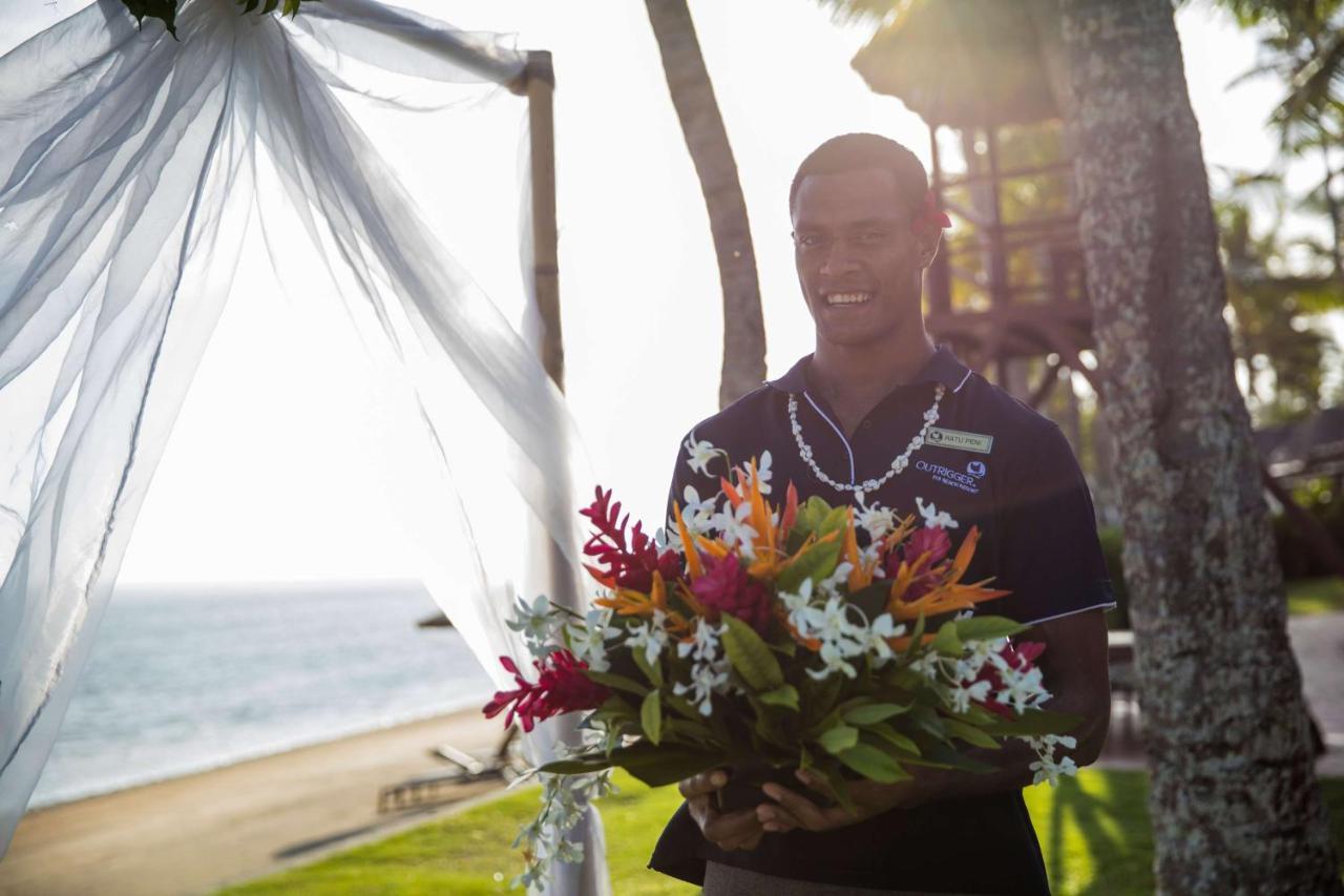 Outrigger Fiji Beach Resort Korotogo Luaran gambar A staff member at the Four Seasons Resort Maldives at the Landaa Giraavaru