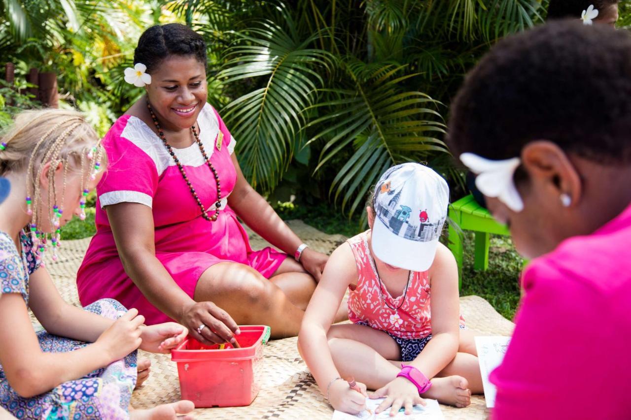 Outrigger Fiji Beach Resort Korotogo Luaran gambar A woman from the Seychelles with children