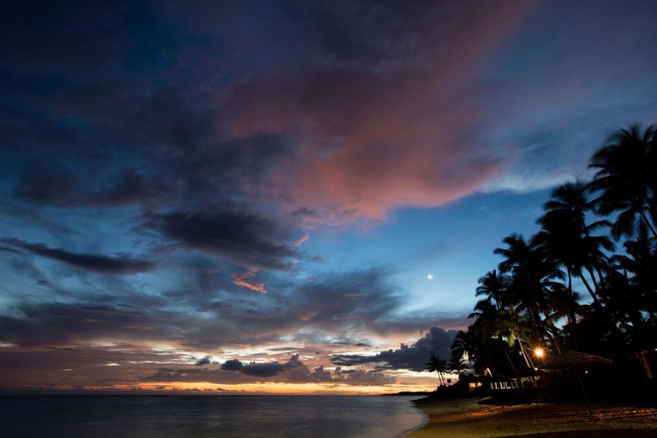Outrigger Fiji Beach Resort Korotogo Luaran gambar Sunset at the beach