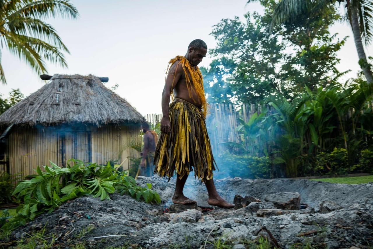 Outrigger Fiji Beach Resort Korotogo Luaran gambar A man from the village of Malu'a Satu, on the island of American Samoa