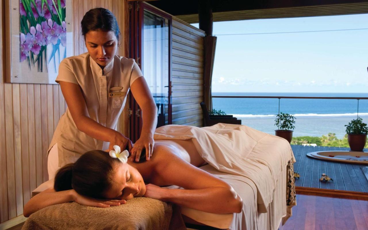 Outrigger Fiji Beach Resort Korotogo Luaran gambar A spa treatment