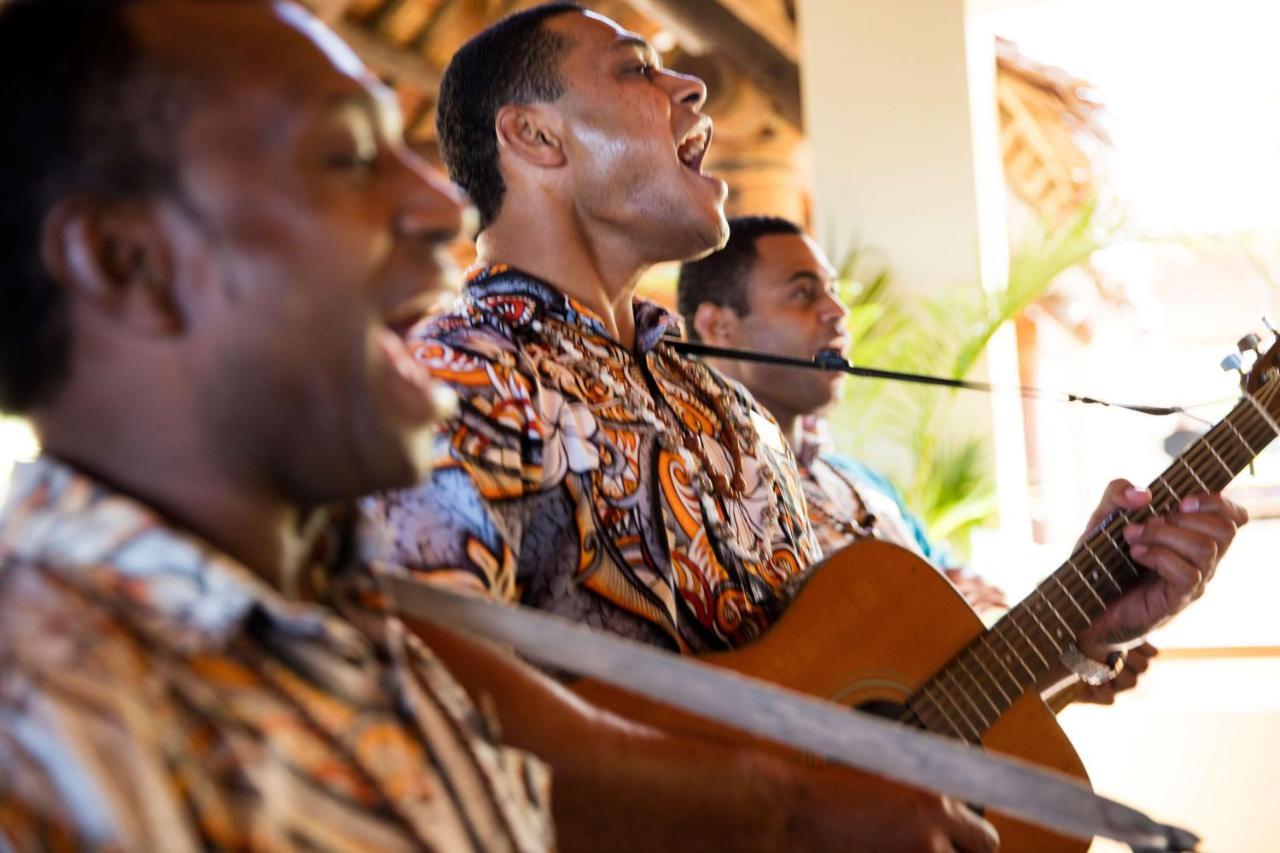 Outrigger Fiji Beach Resort Korotogo Luaran gambar Musicians at the 2011 conference