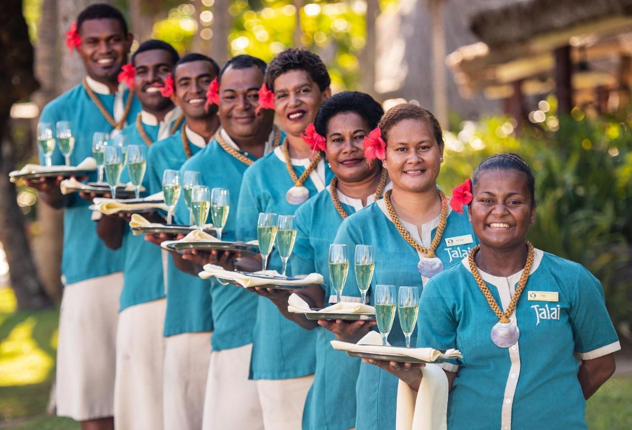 Outrigger Fiji Beach Resort Korotogo Luaran gambar Staff at the resort