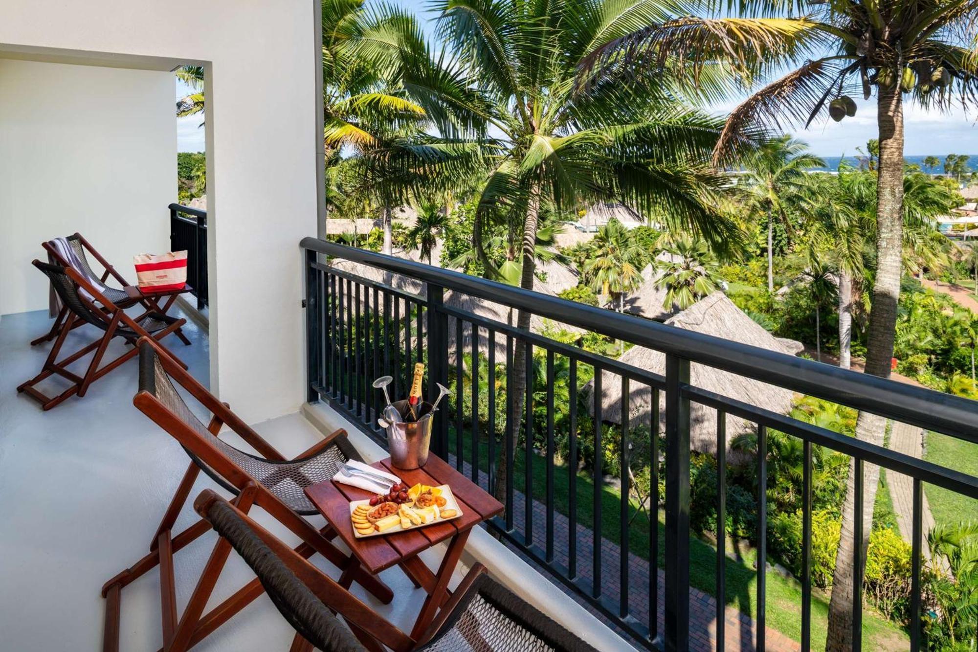 Outrigger Fiji Beach Resort Korotogo Luaran gambar A balcony