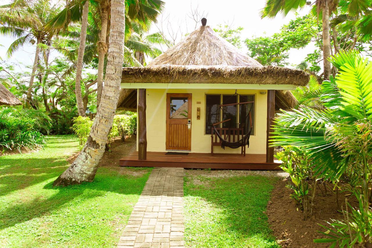 Outrigger Fiji Beach Resort Korotogo Luaran gambar A bungalow at the resort